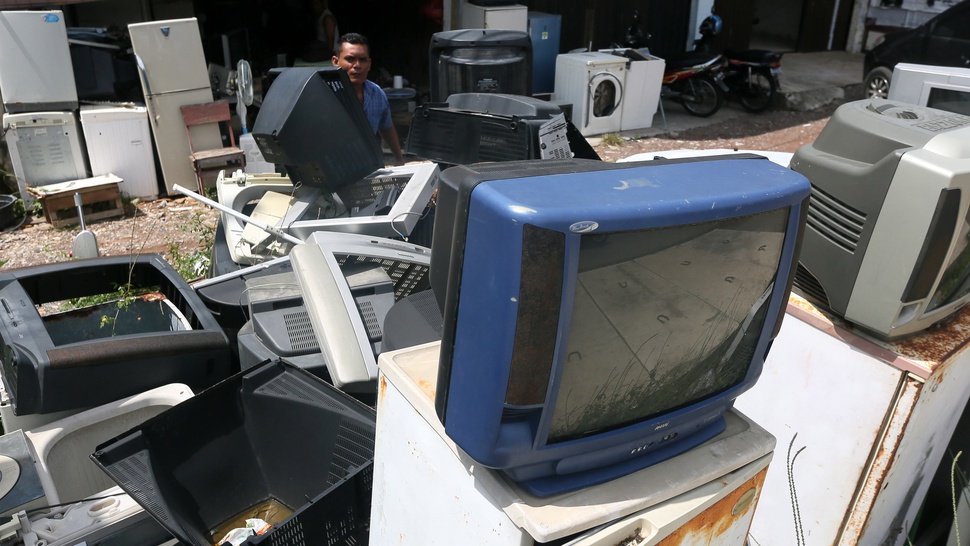 Gunungan Sampah Elektronik Menanti Penanganan