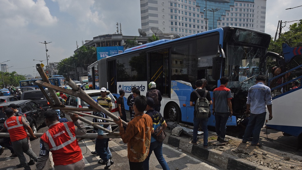 Bus Transjakarta Tabrak Pembatas Jalan