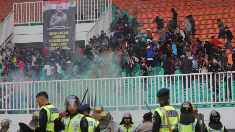 Bentrok Suporter Bola DKI Jakarta-Jabar