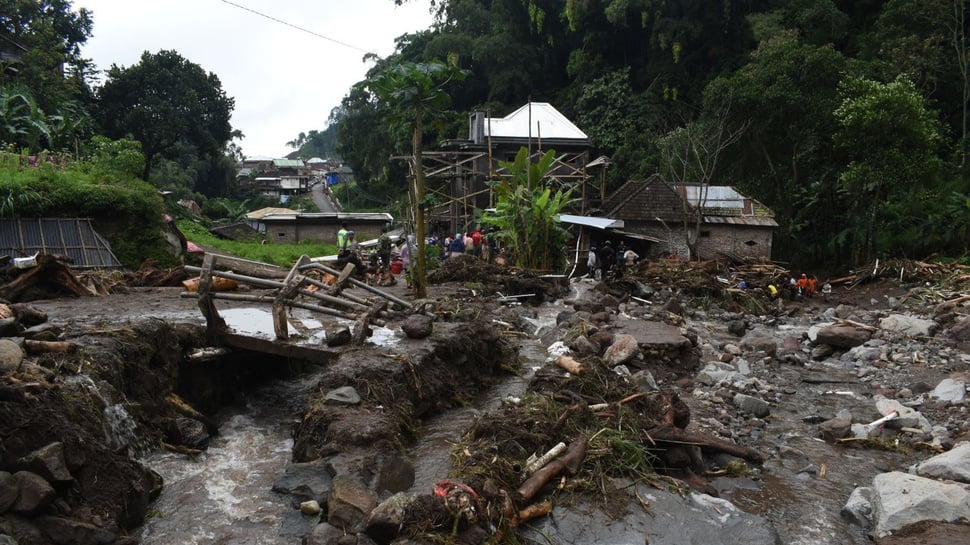 2016/10/10/TIRTO-antarafoto-banjir-bandang-di-lereng-lawu-101016-sis-1_ratio-16x9.JPG