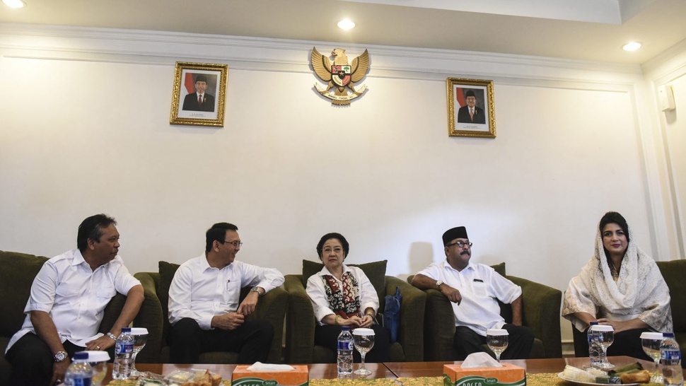 2016/10/10/TIRTO-antarafoto-cagub-pdip-ziarah-ke-makam-bung-karno-101016-hma-1.JPG
