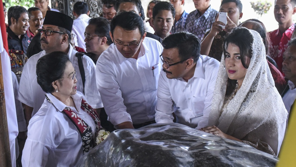 2016/10/10/TIRTO-antarafoto-cagub-pdip-ziarah-makam-bung-karno-101016-hma-3.JPG