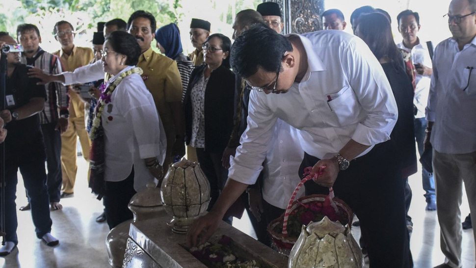 2016/10/10/TIRTO-antarafoto-cagub-pdip-ziarah-makam-bung-karno-101016-hma-4.JPG