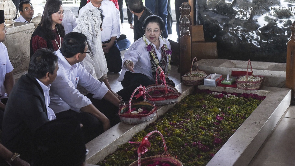 2016/10/10/TIRTO-antarafoto-cagub-pdip-ziarah-makam-bung-karno-101016-hma-5.JPG