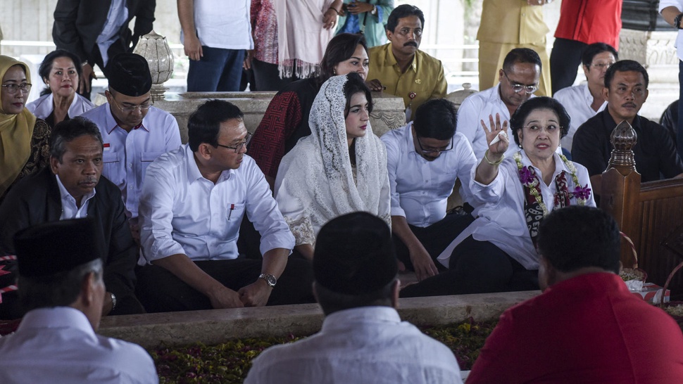 2016/10/10/TIRTO-antarafoto-cagub-pdip-ziarah-makam-bung-karno-101016-hma-6.JPG