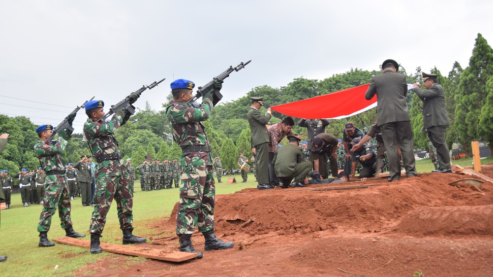 Upacara Pemakaman Militer Maulwi Saelan