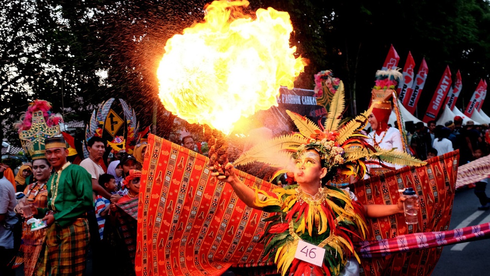Karnaval Busana Tenun Sutra Tradisional