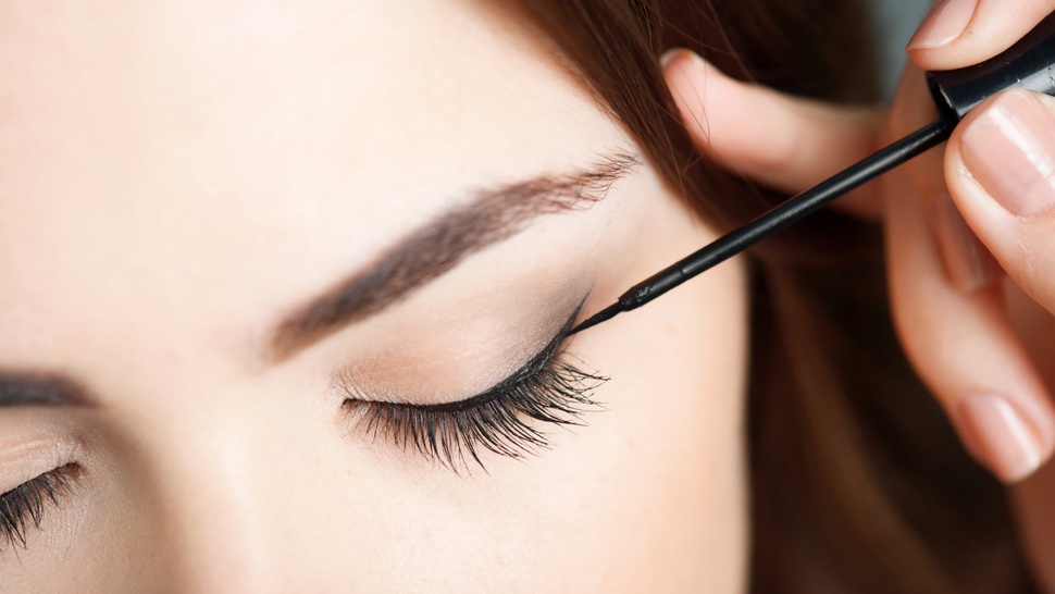6 Cara Membuat Eyeliner Bersayap dengan Sederhana