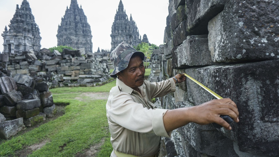 Uji coba Penyusunan Candi Perwara Di Prambanan