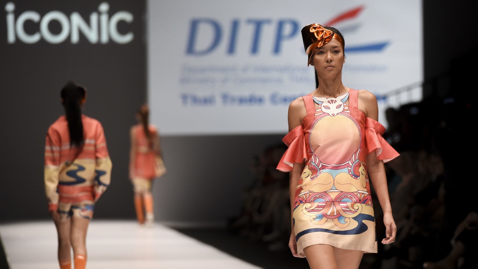 Indonesia-Malaysia Bergandengan di Jakarta Fashion Week