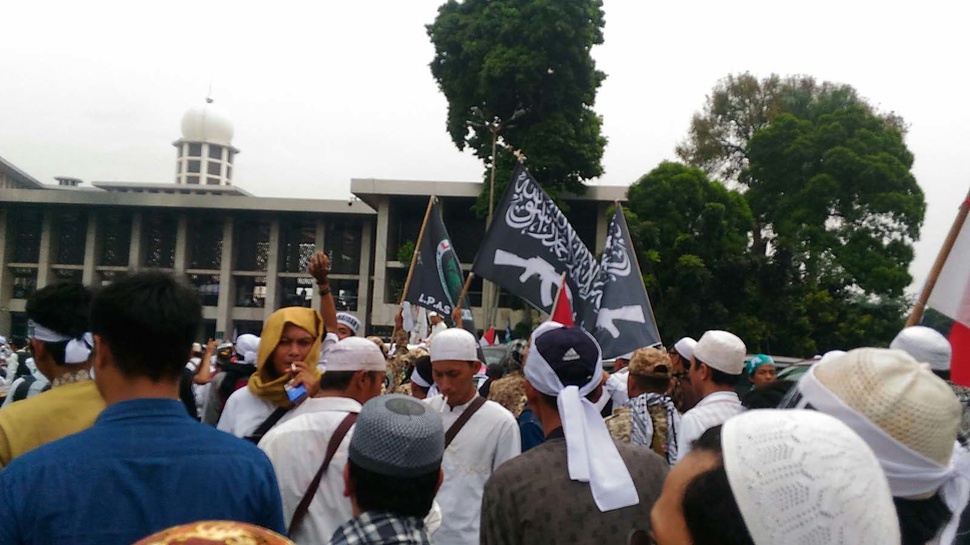 Pendemo Makin Memadati Masjid Istiqlal