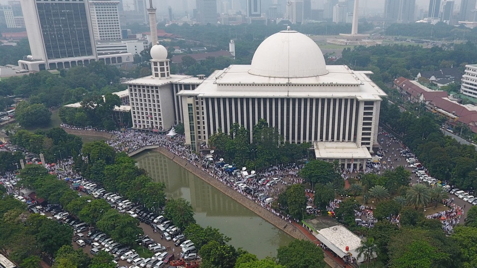 Peserta Aksi Damai 112 Berjalan Kaki ke Masjid Istiqlal