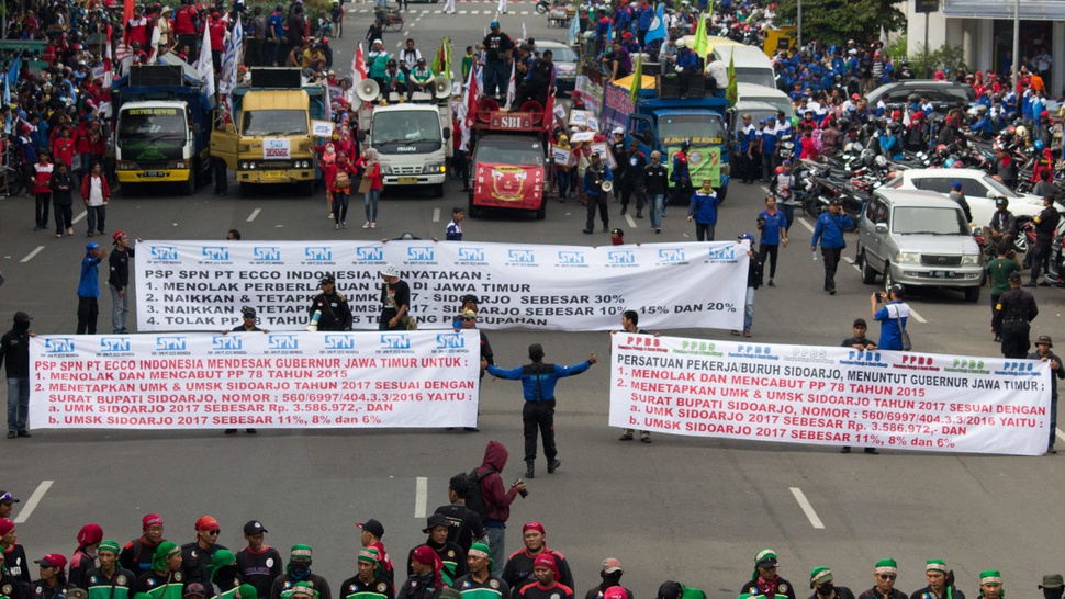 Unjuk Rasa Buruh di Surabaya