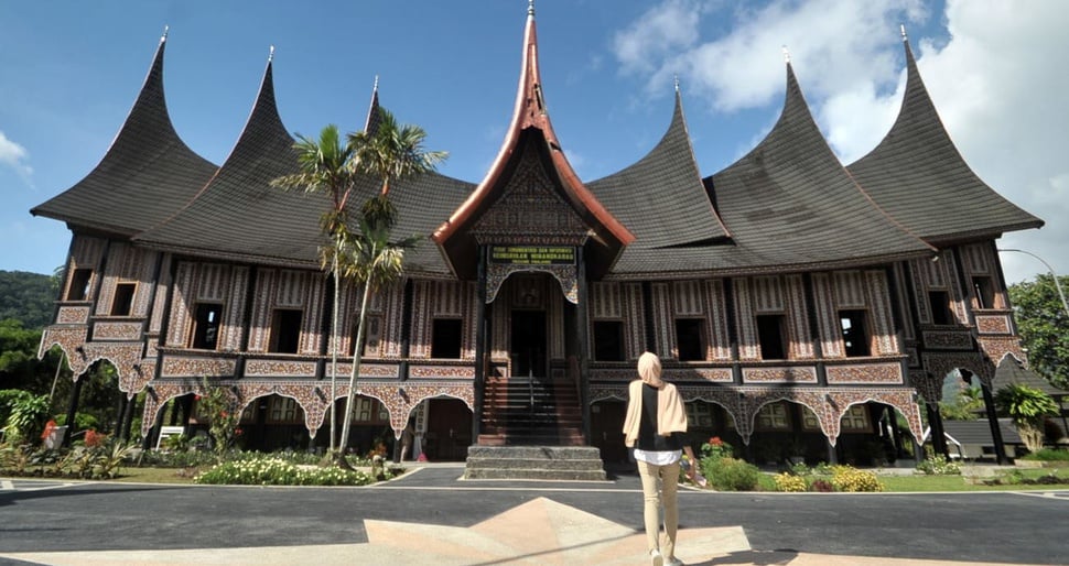Rumah Gadang Sumatera Barat: Sejarah, Arsitektur, & Fungsinya