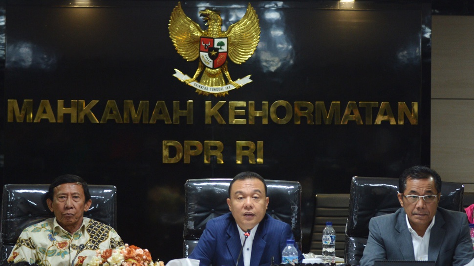 MKD Berhentikan Ketua DPR Ade Komarudin