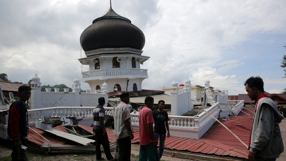 Warga Aceh Salat Jumat Di Samping Reruntuhan Masjid 