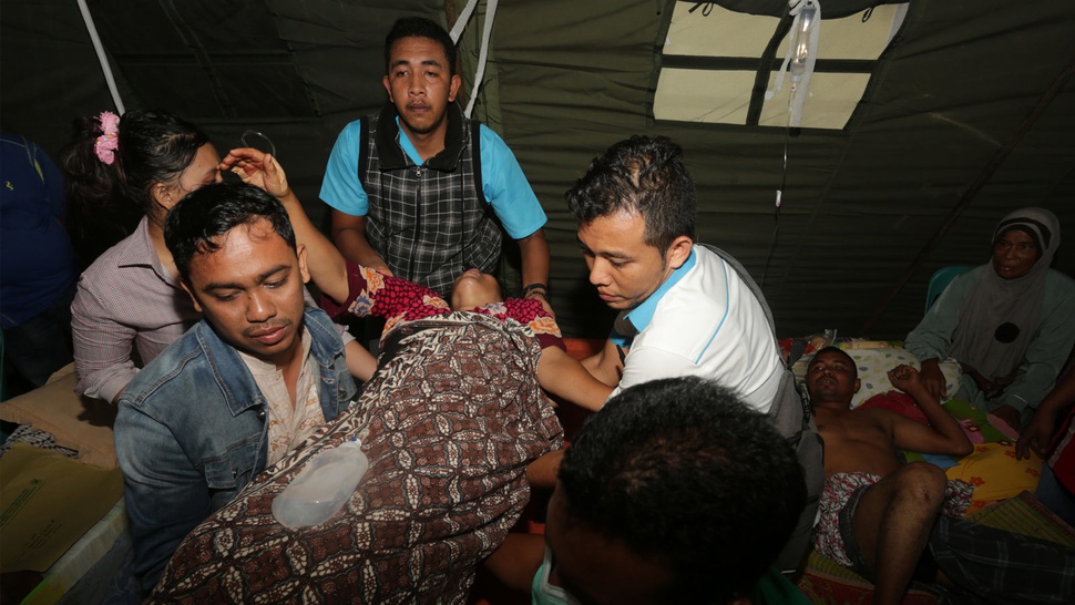 Jokowi Jenguk Korban Gempa di RS Lapangan Pidie Jaya