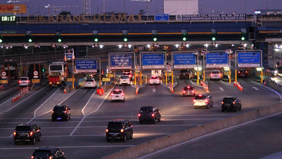 Arus Kendaraan di Gerbang Tol Cikarang Utama Makin Padat