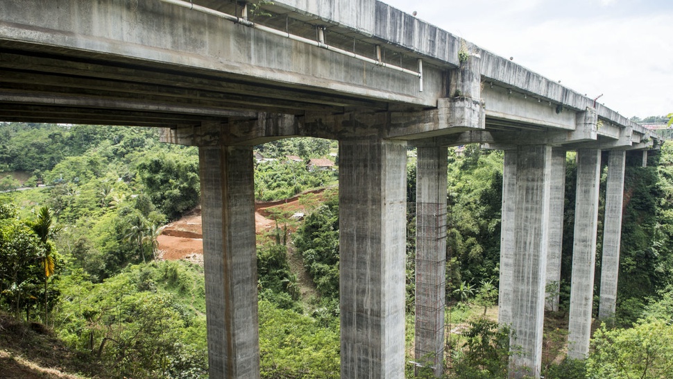 Jembatan Cisomang Ditutup, Tol Jakarta-Cikampek Macet 10 Km