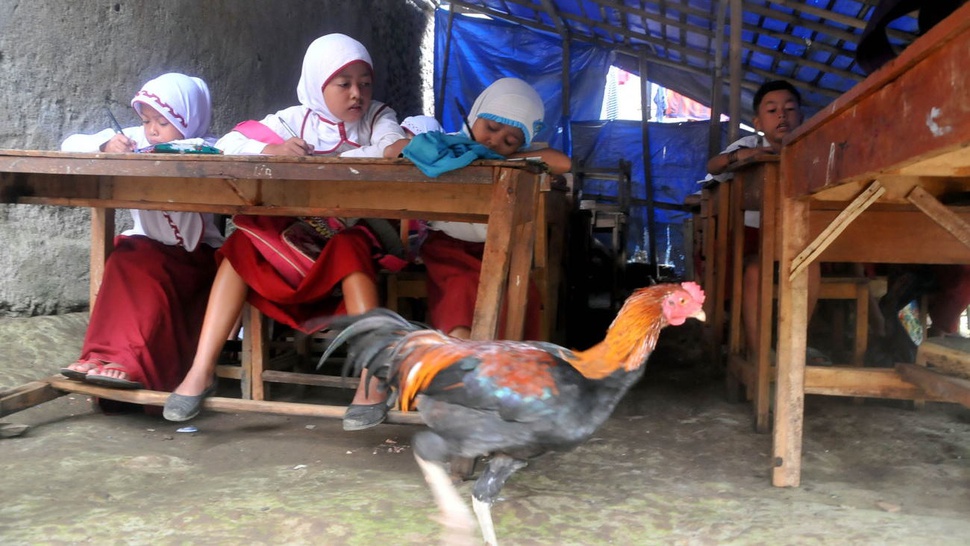 Sekolah Beratap Terpal di Bogor