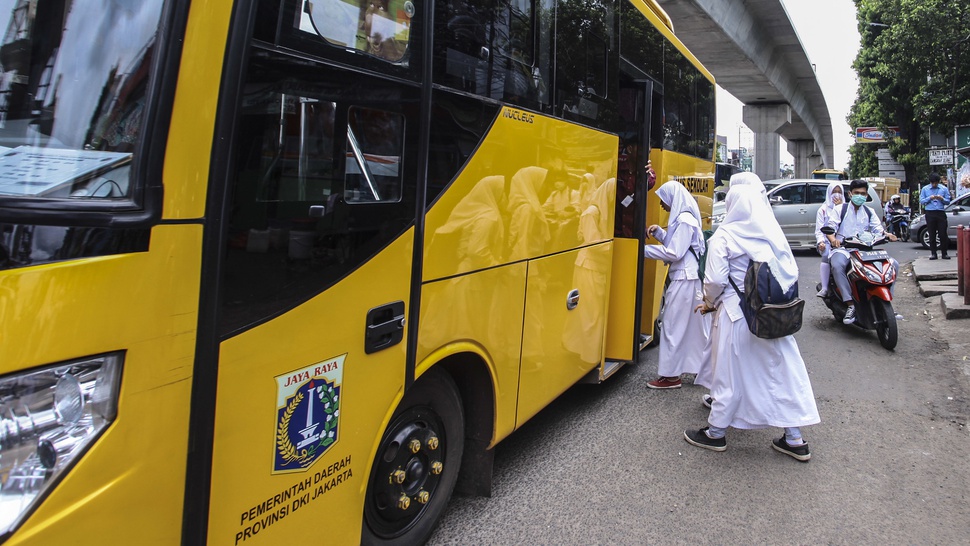1.973 Pasien COVID-19 di Jakarta Dievakuasi dengan Bus Sekolah