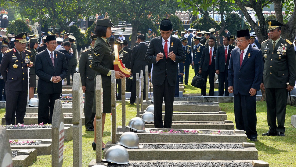 Presiden Jokowi Ziarah ke Kalibata Peringati Hari Pahlawan 