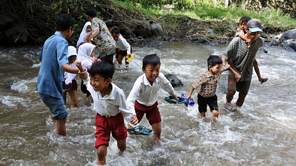 2017/02/07/antarafoto-siswa-ke-sekolah-menyeberangi-sungai-070217-1antarafoto-siswa-ke-sekolah-menyeberangi-sungai-070217-1Yudo_ratio-16x9.JPG