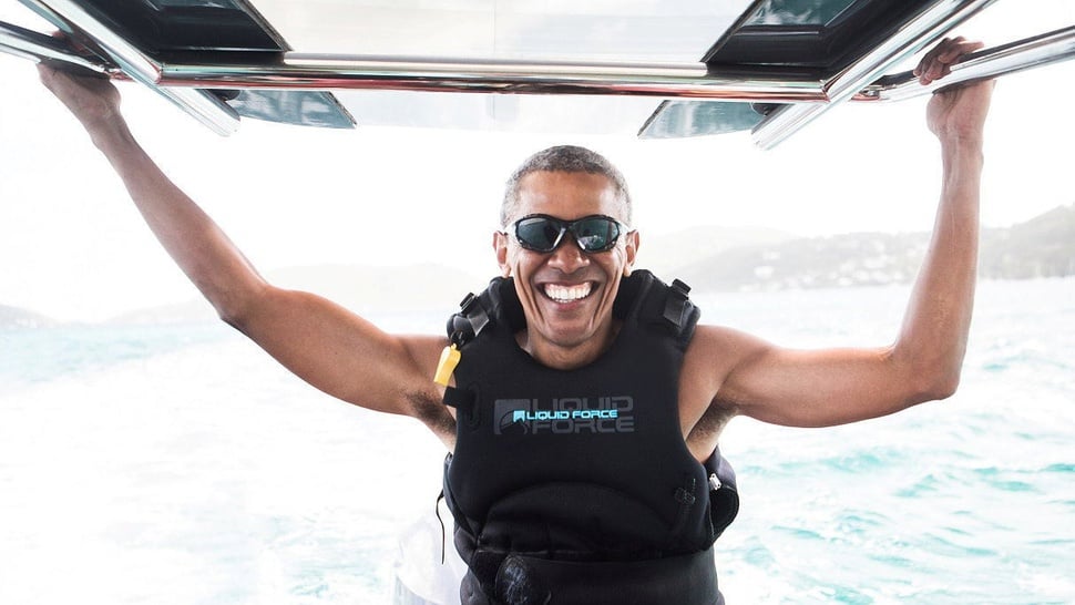 Lepas dari Gedung Putih, Barack Obama Mencoba Kiteboard