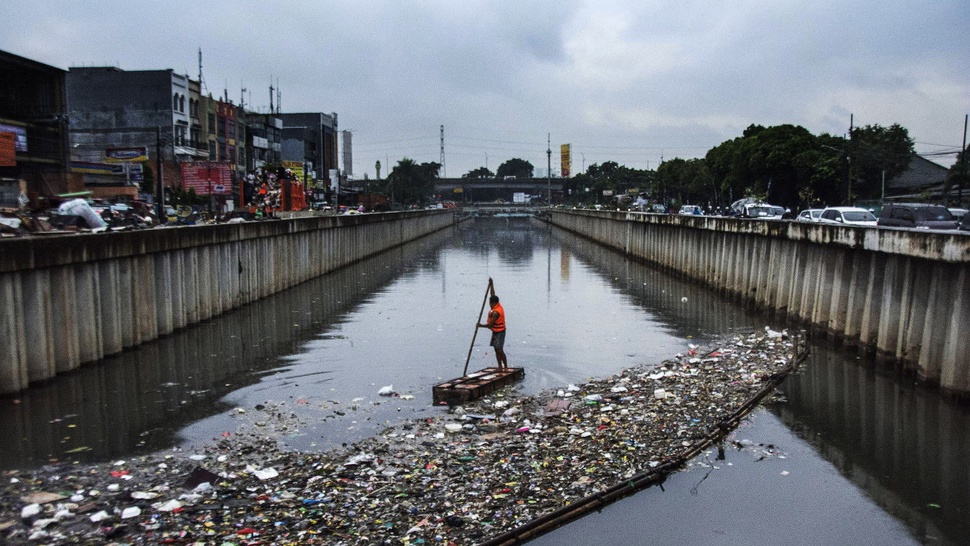 Membersihkan Aliran Sungai di Ibukota
