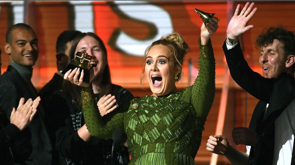 Adele Mematahkan Piala Grammy Demi Beyonce