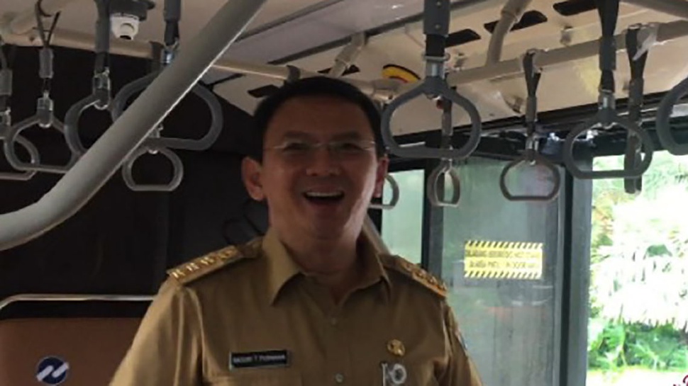 Gubernur Ahok Berangkat Kerja Naik Transjakarta 