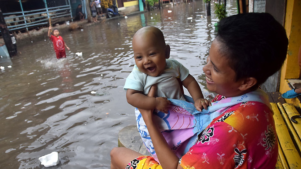 Ceria Anak-Anak di Tengah Banjir