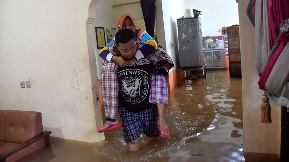 Ahok Ngotot Banjir Jakarta Timur Akibat Normalisasi Mandeg