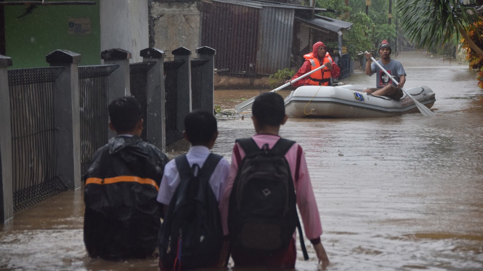 Pola Operasi KRL Berubah karena Banjir