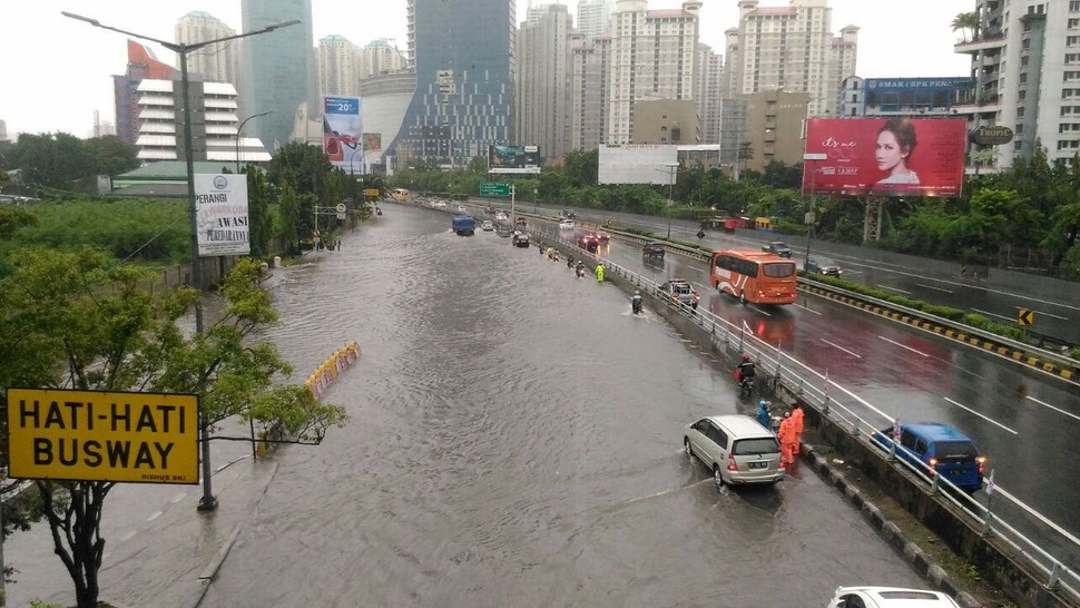 Polisi dan TNI Bergerak Bantu Penanganan Banjir di Jakarta