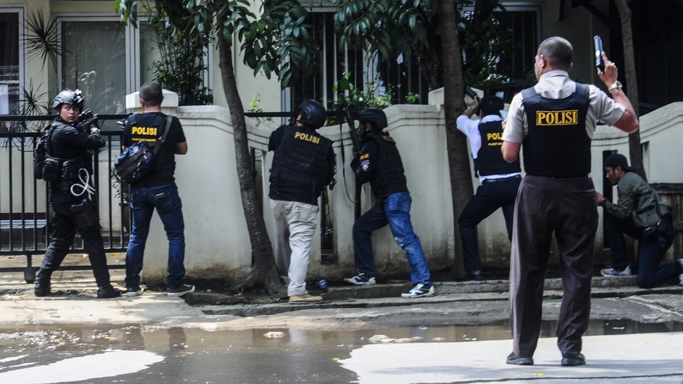 Peledak Bom Bandung Diduga Diawasi Rekannya Saat Beraksi