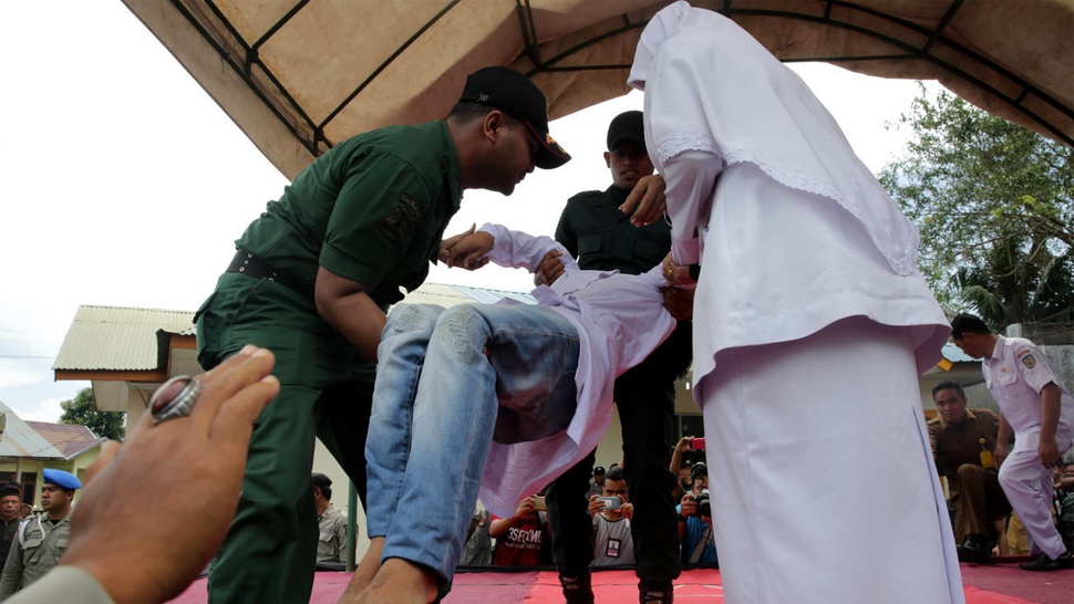 Hukuman Cambuk di Aceh Jadi Tontonan Wisatawan Malaysia