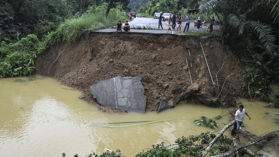 Banjir Landa Lima Kabupaten di Riau dan Rendam Ribuan Rumah