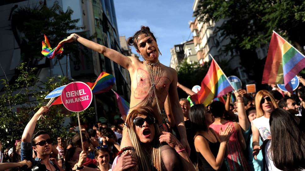 Perempuan Turki Gelar Aksi Protes Kebebasan Berpakaian