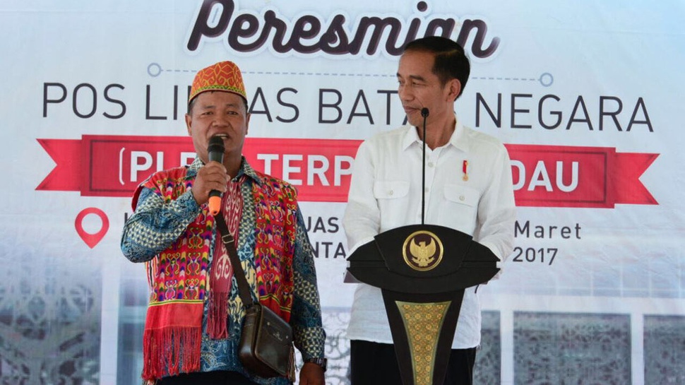 Jokowi Bagikan KIP-KIS di Peresmian Pos Perbatasan Aruk