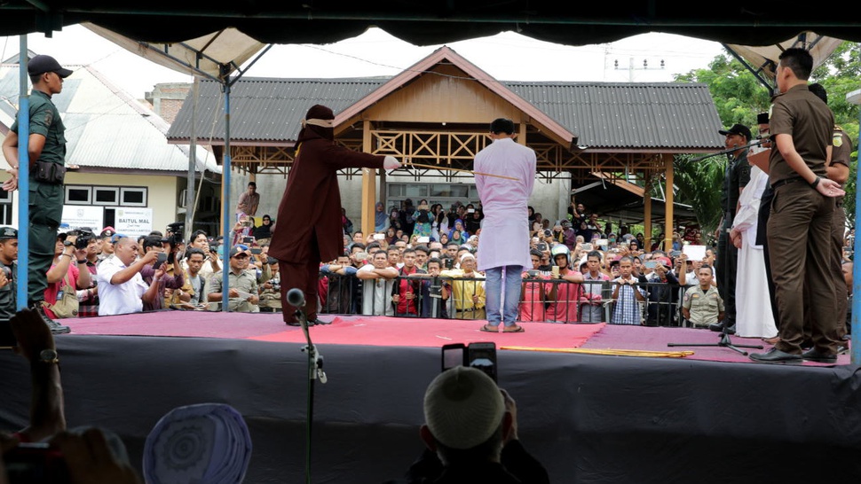 Langgar Syariah, Pria Gay di Aceh Dihukum Cambuk 85 Kali 
