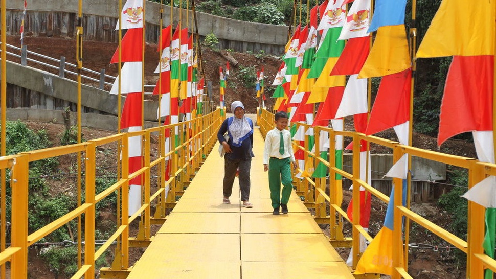 Jokowi Janji Akan Memperbanyak Jembatan Gantung