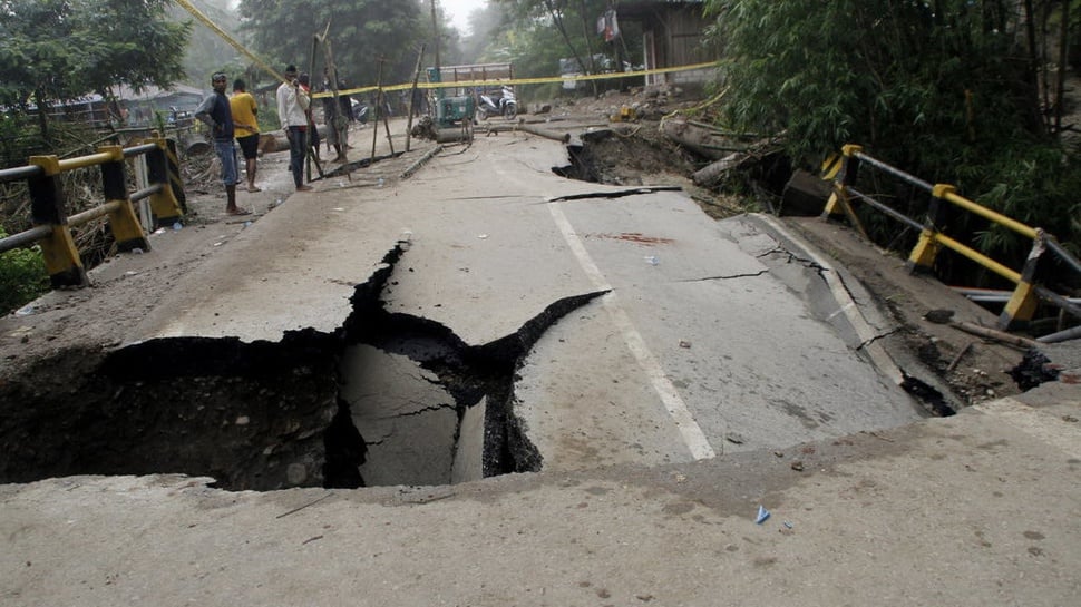 2017/04/06/Tirto.id-antarafoto-jembatan-putus-di-jalur-trans-timor-060417-kh-1_ratio-16x9.JPG