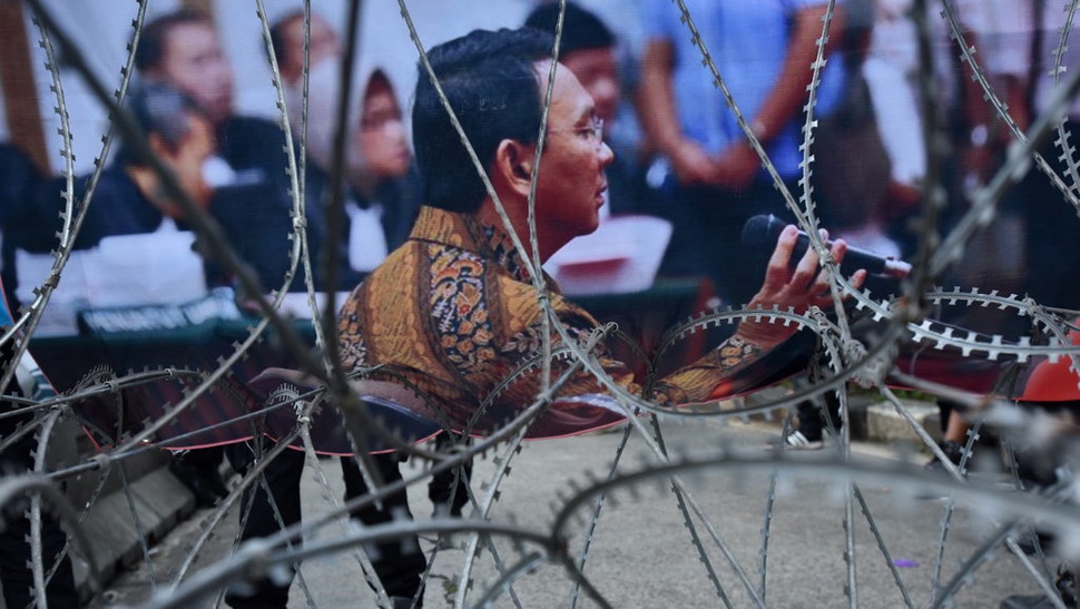 Jaksa Tuntut Ahok Dihukum 1 Tahun Penjara