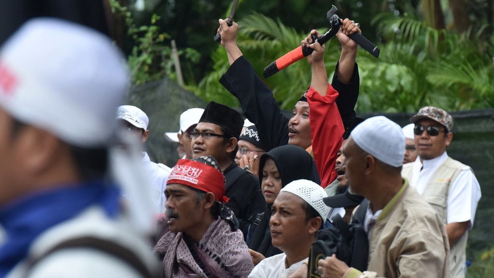 Kecewa Tuntutan Ahok, Massa Ormas Islam Hampir Rusuh