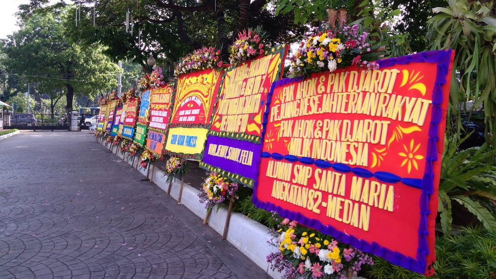 Balaikota Jakarta Penuh Karangan Bunga Jelang Pleidoi Ahok