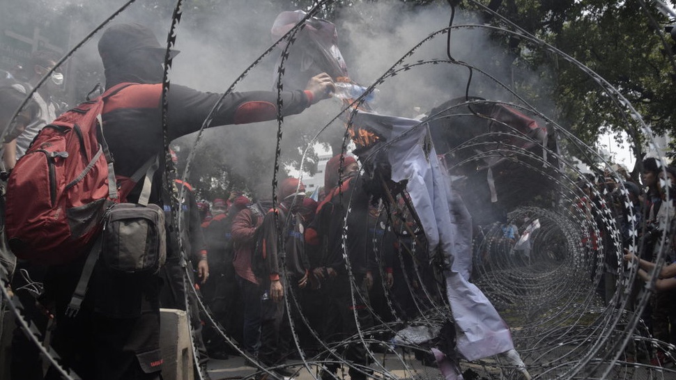 Aksi May Day di Bandung Diwarnai Pengrusakan Pos Polisi