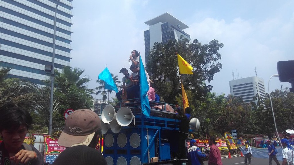 Mineral 7 Bantu Bakar Semangat pada Aksi Buruh di Jakarta