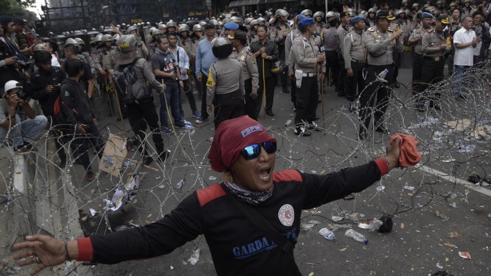 Massa Aksi May Day Terlibat Tarik Menarik Kawat Berduri