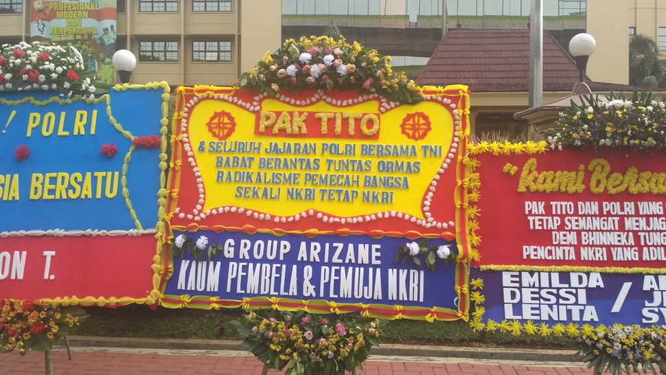 Karangan Bunga untuk Tito Karnavian Penuhi Mabes Polri